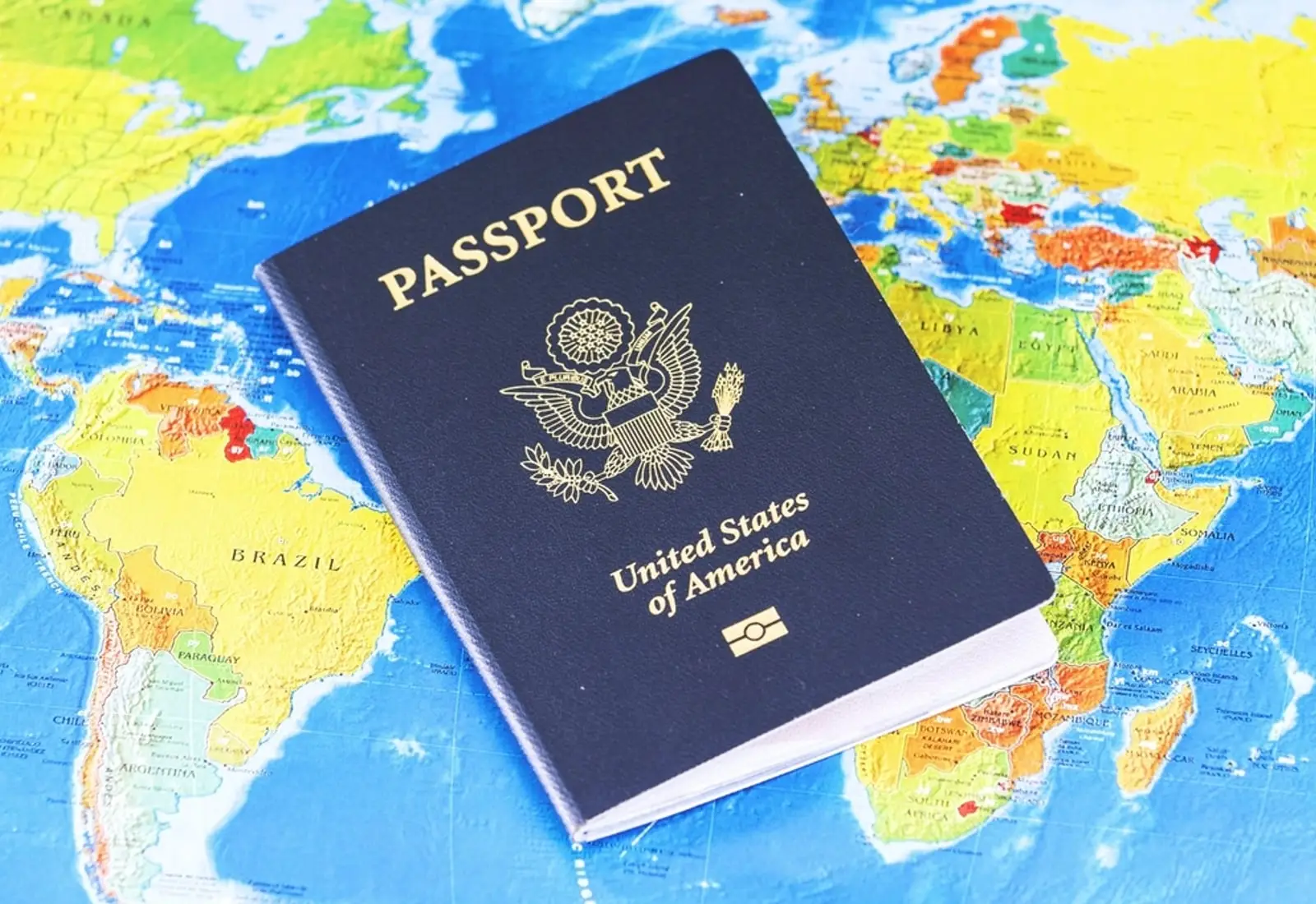 Pasaporte de Estados Unidos sobre un mapa del mundo