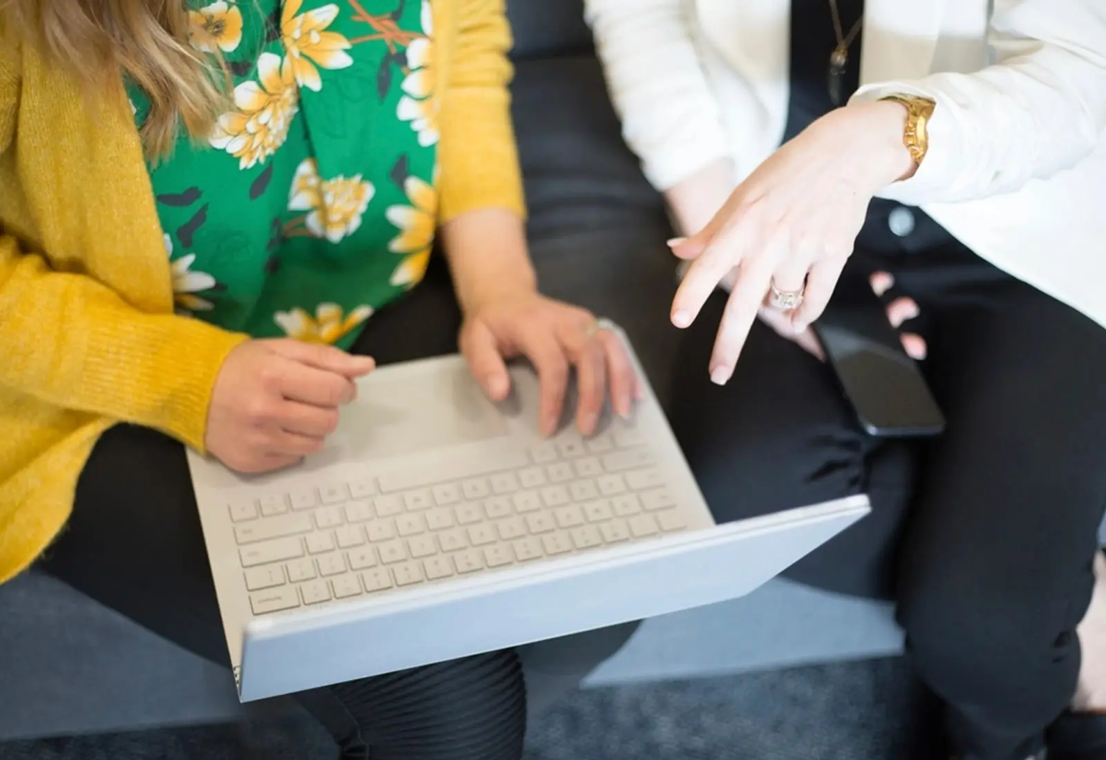 Personas trabajando juntas en una oficina