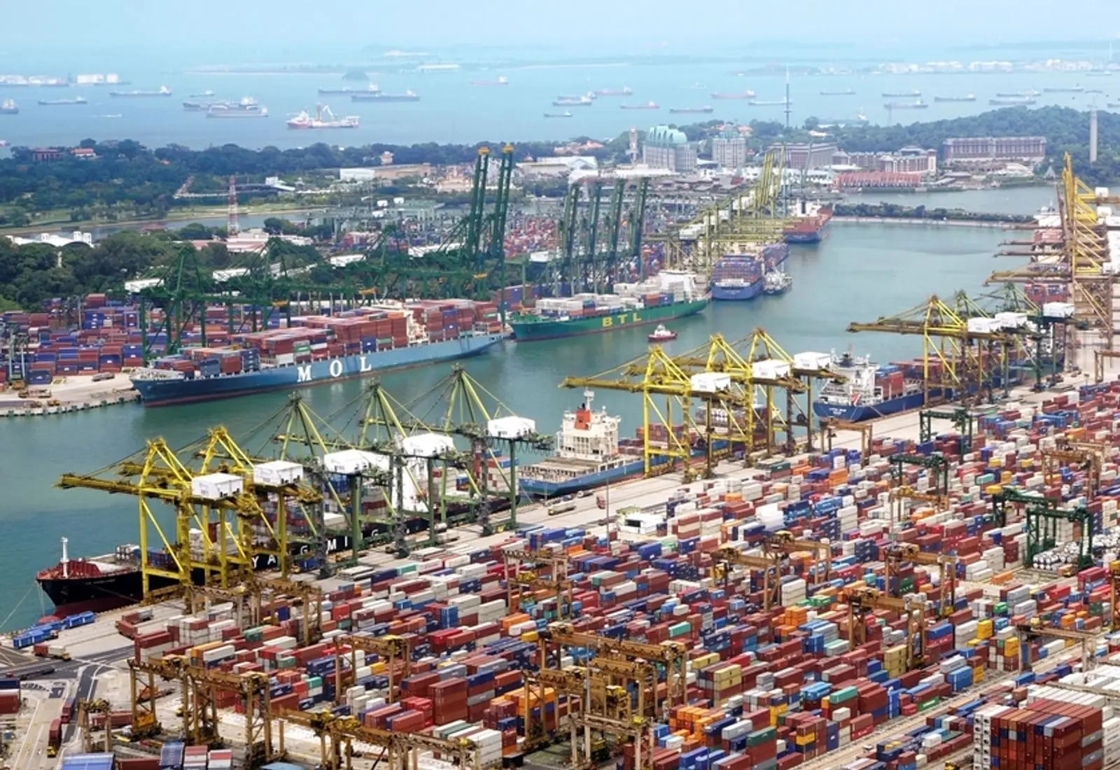 Grúas portuarias y contenedores en un puerto de carga