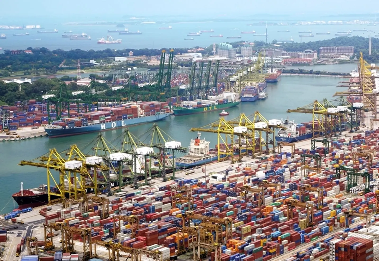 Grúas portuarias y contenedores en un puerto de carga