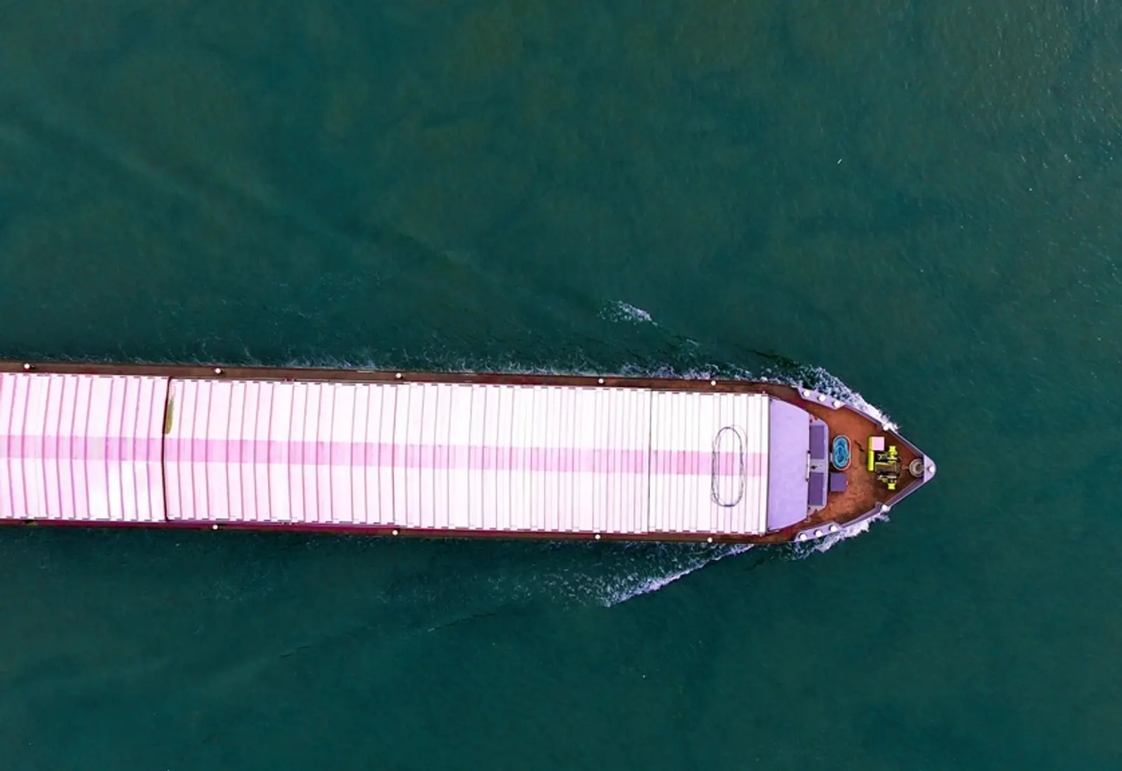 Carguero visto en alto mar desde el aire