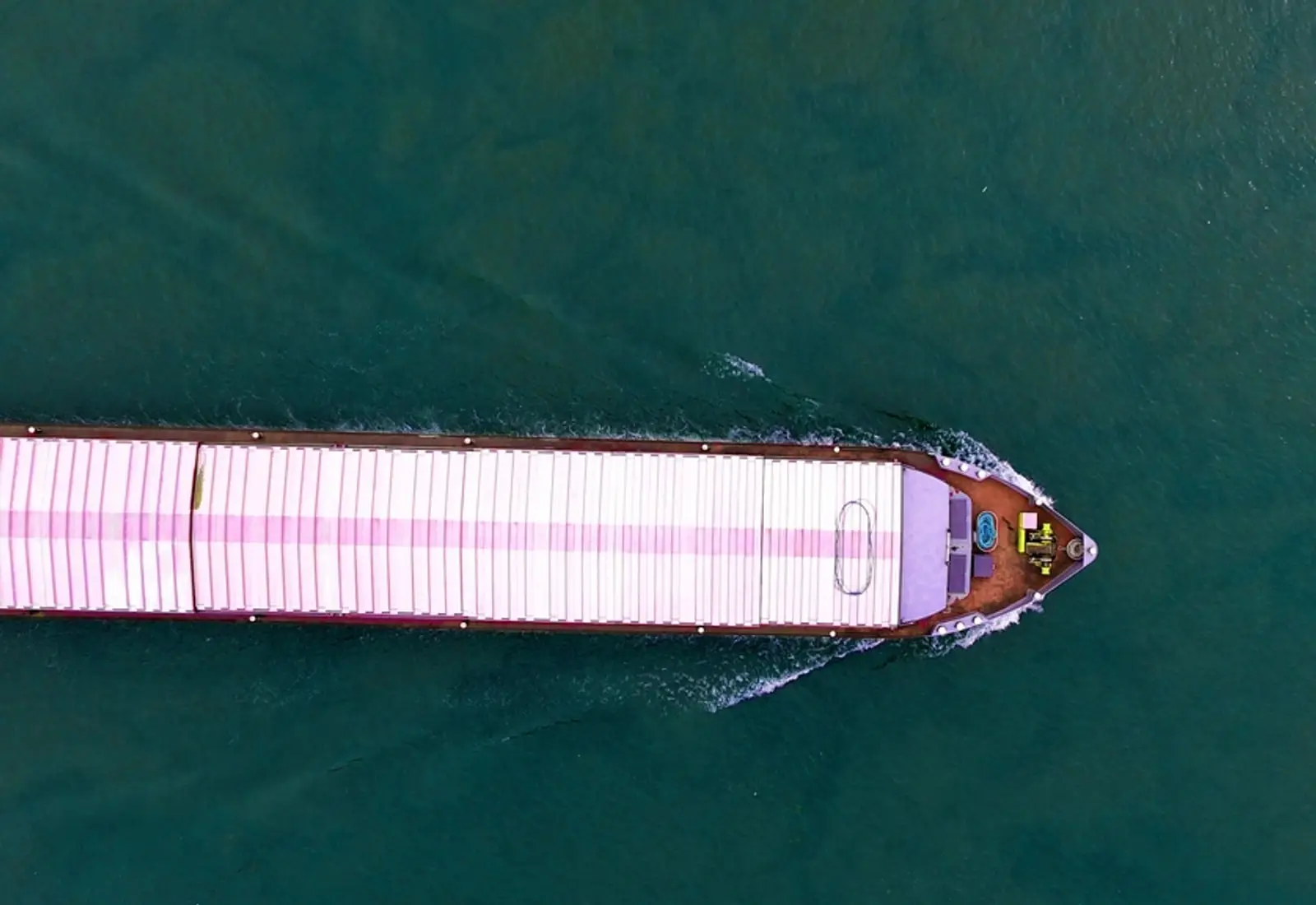 Carguero visto en alto mar desde el aire